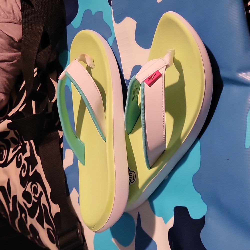 Nike *NEW* foam flip flops